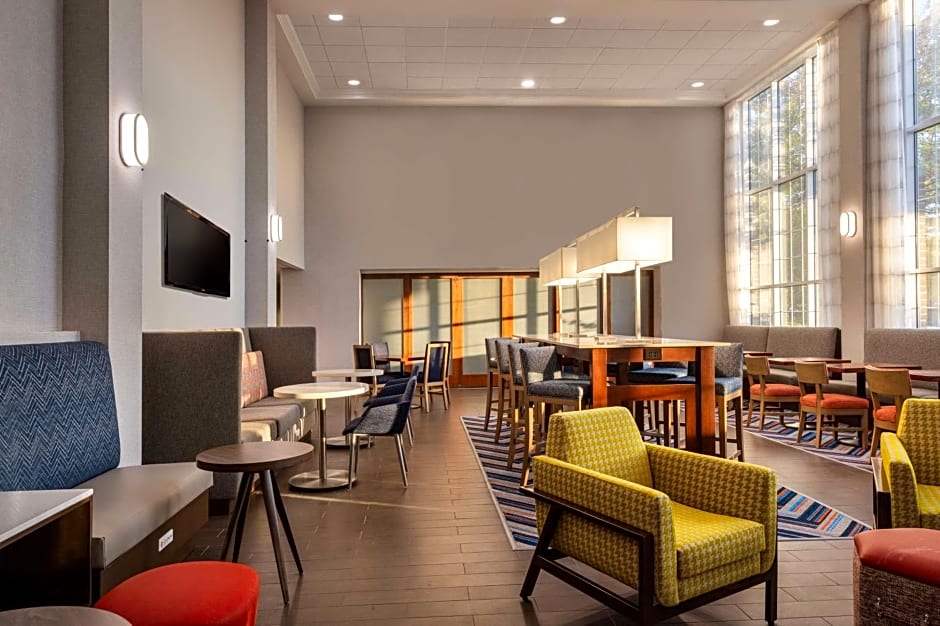 Hampton Inn By Hilton & Suites Williamsburg Square