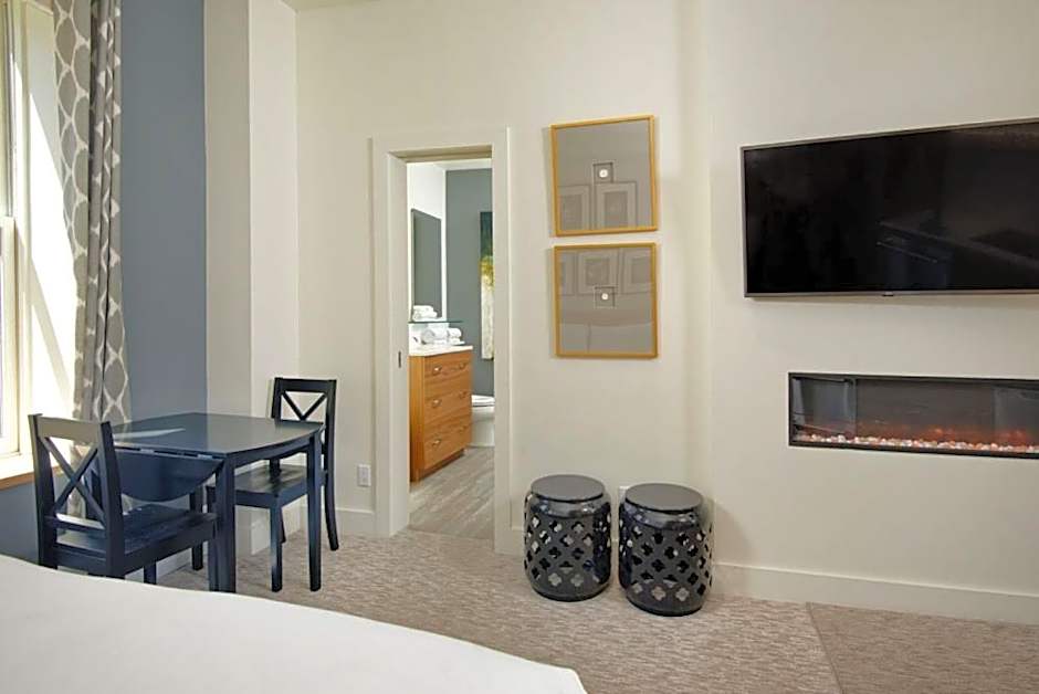 Independence Square 212, Studio with Beautiful Finishes. A+ Location in Downtown Aspen