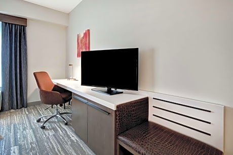 2 Queens Premium W/In-Room Drinks-Snacks