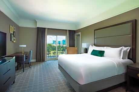 Grand Deluxe King Room with Balcony and Park View - Hearing Accessible