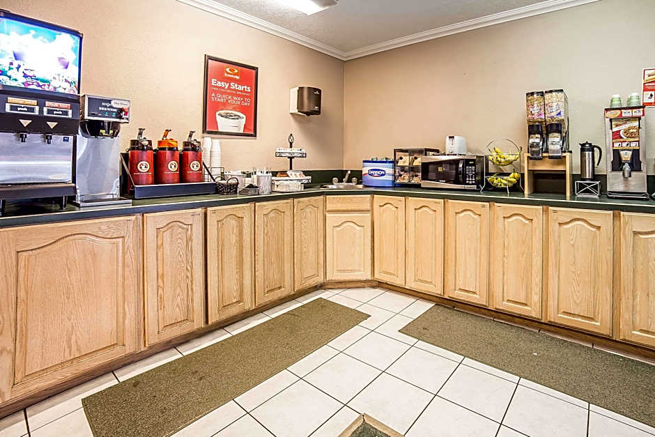 Econo Lodge Inn & Suites Logan