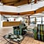 La Quinta Inn & Suites by Wyndham St. Pete-Clearwater Airport