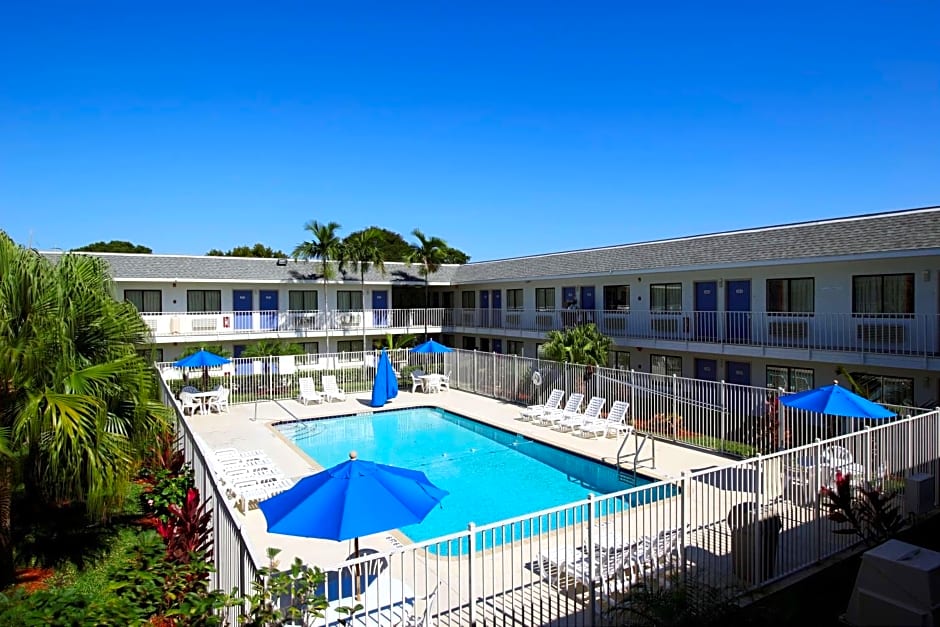 Motel 6-Lantana, FL