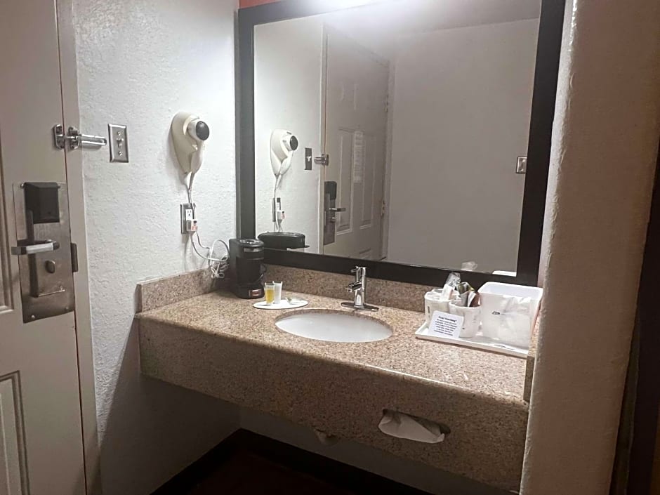 Howard Johnson by Wyndham Galveston