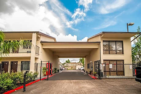 OYO Hotel Houston N Fm-1960 Champions TX