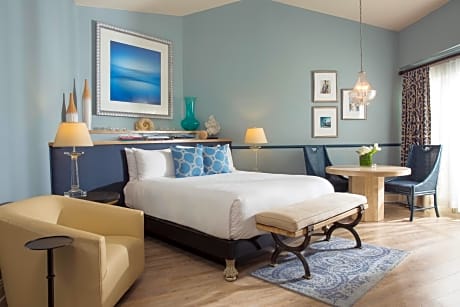 Signature Suite, 1 King Bed, Bathtub, Pool View
