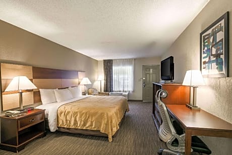 1 King Bed, Smoking, Accessible