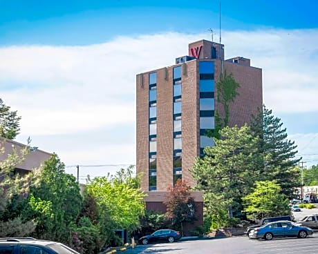 The Woodlands Inn