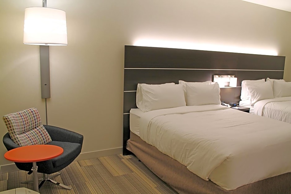 Holiday Inn Express & Suites St. Louise South I-55