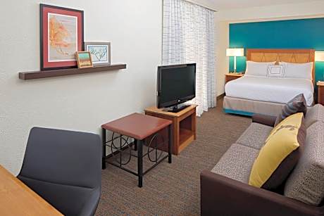 Queen Studio with Sofa Bed and Adapted Tub - Mobility and Hearing Accessible