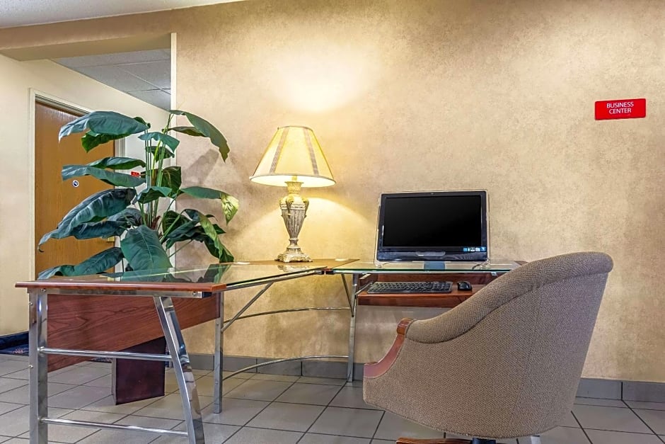 Econo Lodge Inn & Suites Evansville