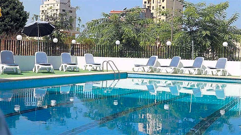 Queens Land Hotel