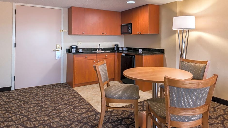 Holiday Inn Hotel & Suites Warren