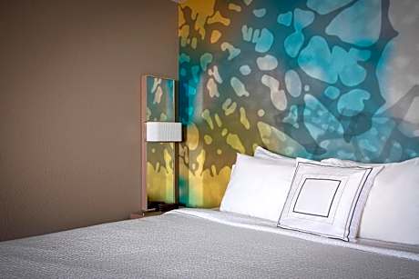 King Room with Adapted Tub - Mobility and Hearing Accessible