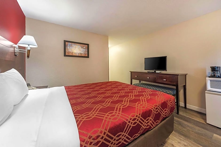Econo Lodge Bay Breeze