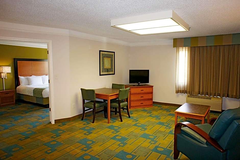 La Quinta Inn & Suites by Wyndham St. Pete-Clearwater Airport