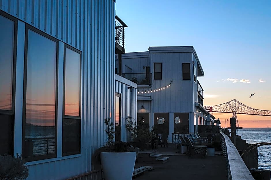 Bowline Hotel