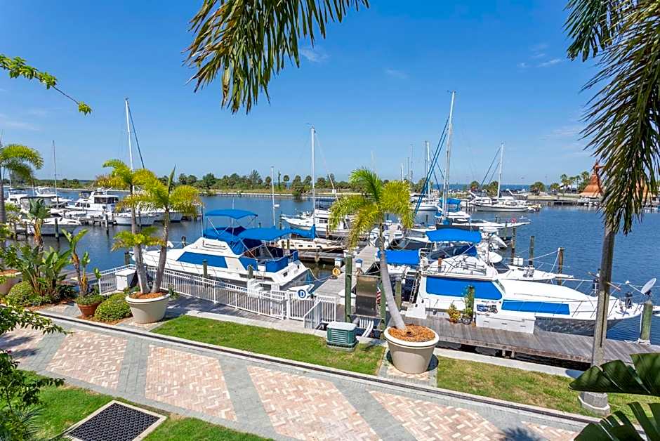 TAMPA BAY, BEACH step away, WIFI, FREE PARKING,POOLS, JACUZZI