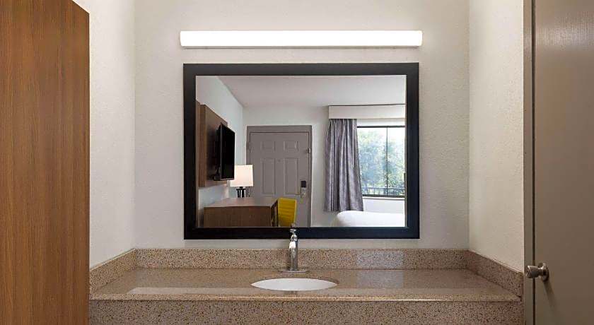 Days Inn & Suites by Wyndham Indianapolis Airport East