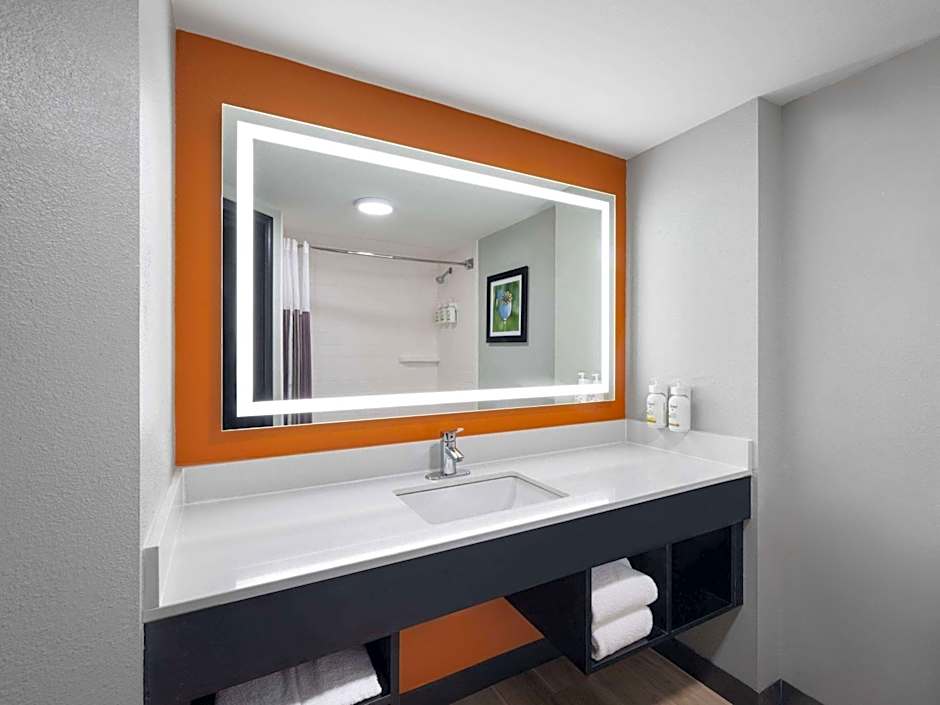 La Quinta Inn & Suites by Wyndham Greensboro