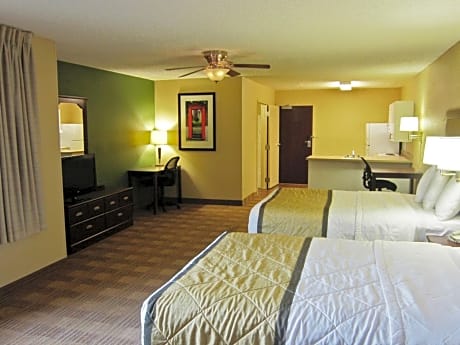 Deluxe Studio with 2 Double Beds - Non Smoking - Disability Access