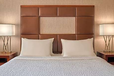 Standard King Room with Adapted Tub - Mobility Accessible