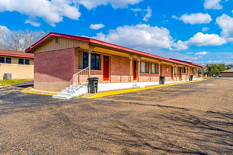 OYO Hotel Beeville -US 181