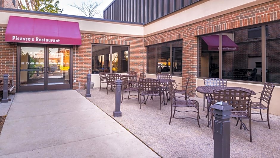 Holiday Inn Hotel & Suites Warren
