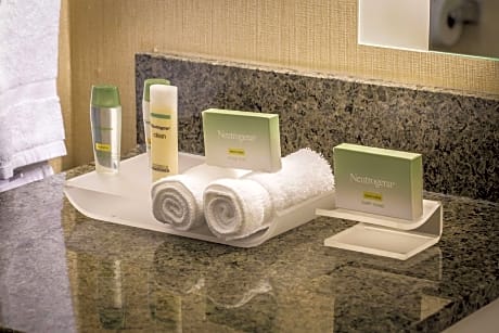 2 Queen Mobility Hearing Accessible Tub Suite Non-Smoking