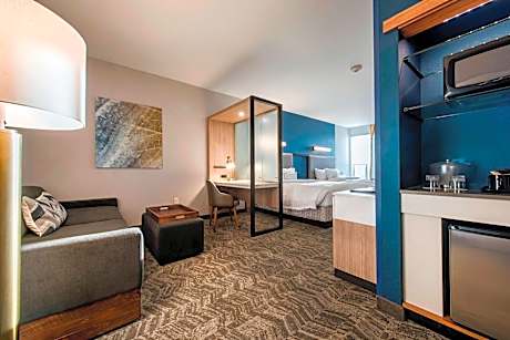 Queen Suite with Mountain View