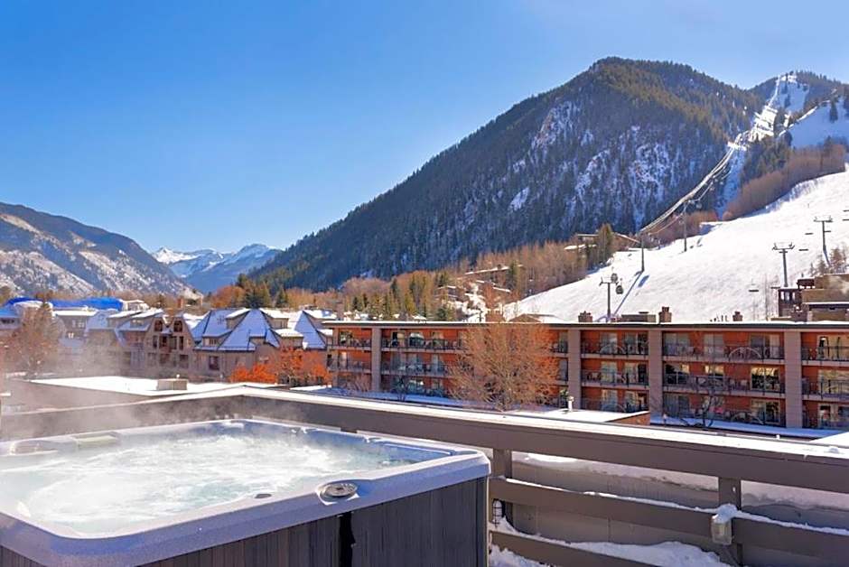 Independence Square 305, Remodeled, 3rd Floor Hotel Room in Aspen's Best Location