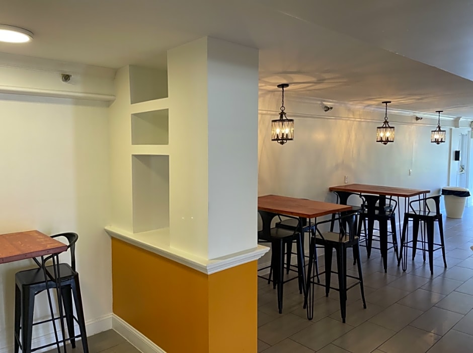 Casa Bella Inn & Suites