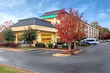 CLT Airport Inn & Suites