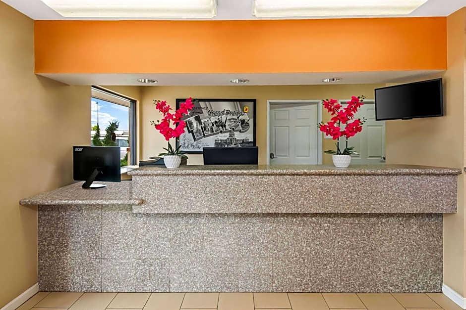 Super 8 by Wyndham Grand Prairie Southwest