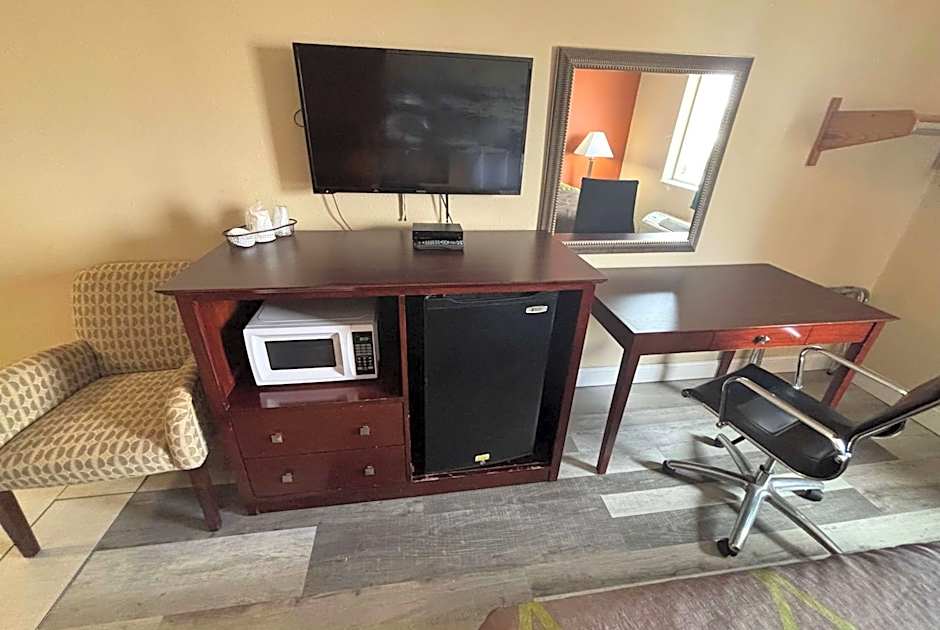 Super 8 by Wyndham Pontoon Beach IL/St. Louis MO Area