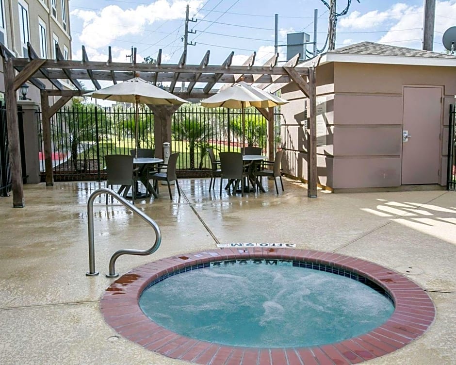 Restwell Inn & Suites I-45 North
