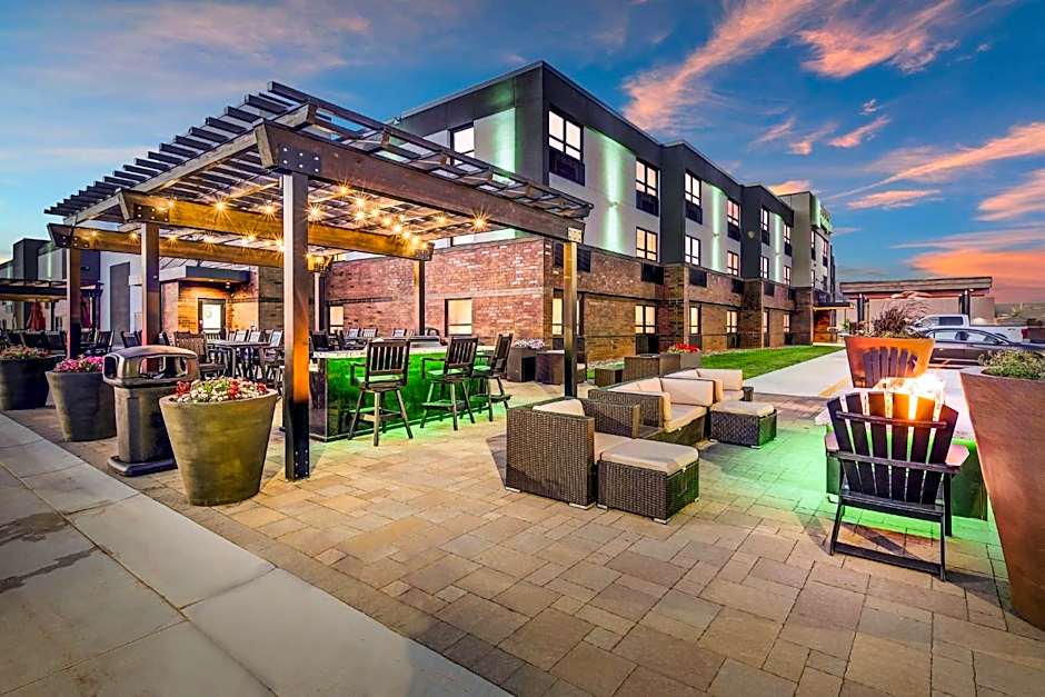 Holiday Inn & Suites St. Cloud