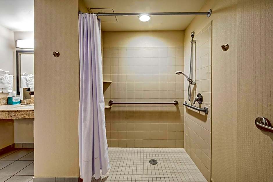 Courtyard by Marriott Kansas City Country Club Plaza