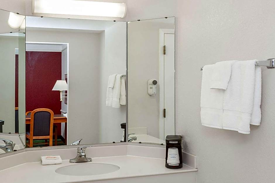 Days Inn & Suites by Wyndham Arlington Heights