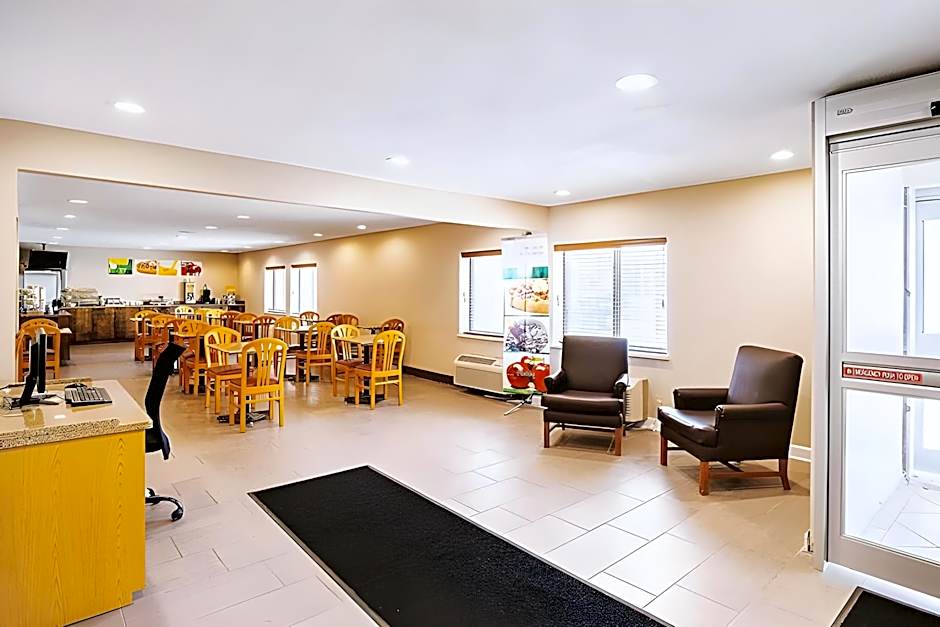 Norwood Inn & Suites Milwaukee