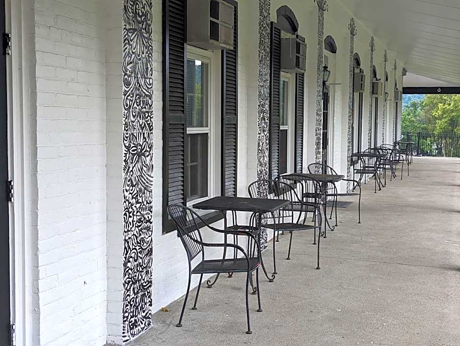 Riverboat Inn & Suites