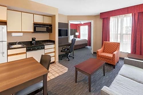 Hawthorn Suites by Wyndham Detroit Warren