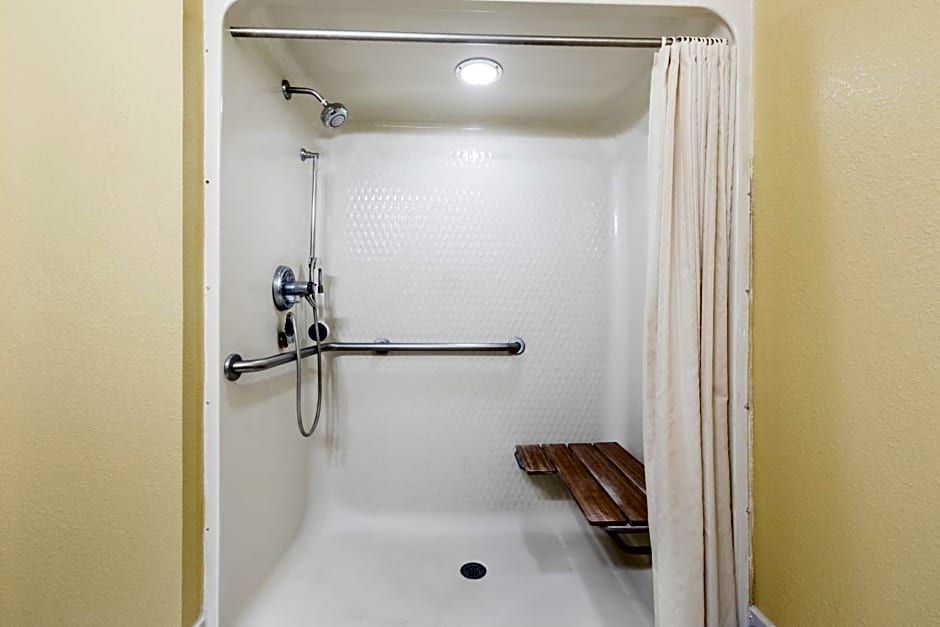 Super 8 by Wyndham Midland