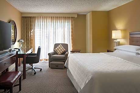Traditional King Room with Adapted Tub - Mobility and Hearing Accessible