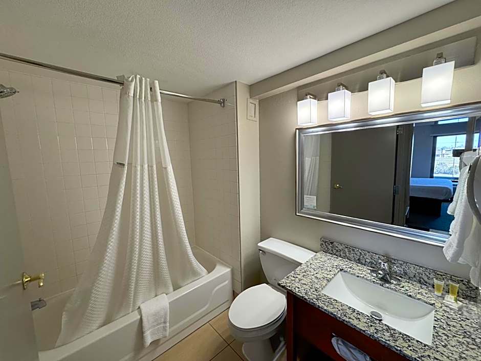 Days Inn & Suites by Wyndham Cedar Rapids