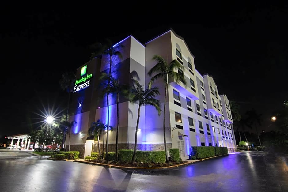 Holiday Inn Express and Suites Fort Lauderdale Airport West