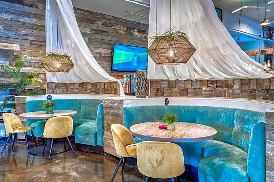 Sunrise Surprise 9th floor 2BR 2 BA King Suite Beach shuttle, heated pool!