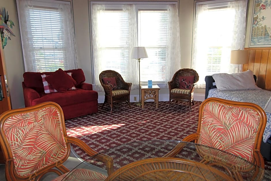 Edgewater Beach Inn & Suites