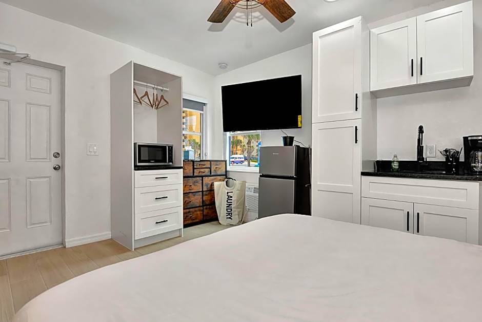 Daytona Studio Suite Queen Bed Walk In Shower #3