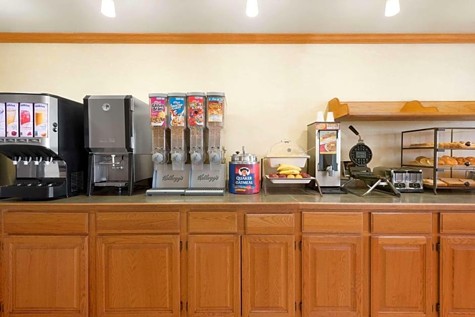 Country Inn & Suites by Radisson, Milwaukee Airport, WI